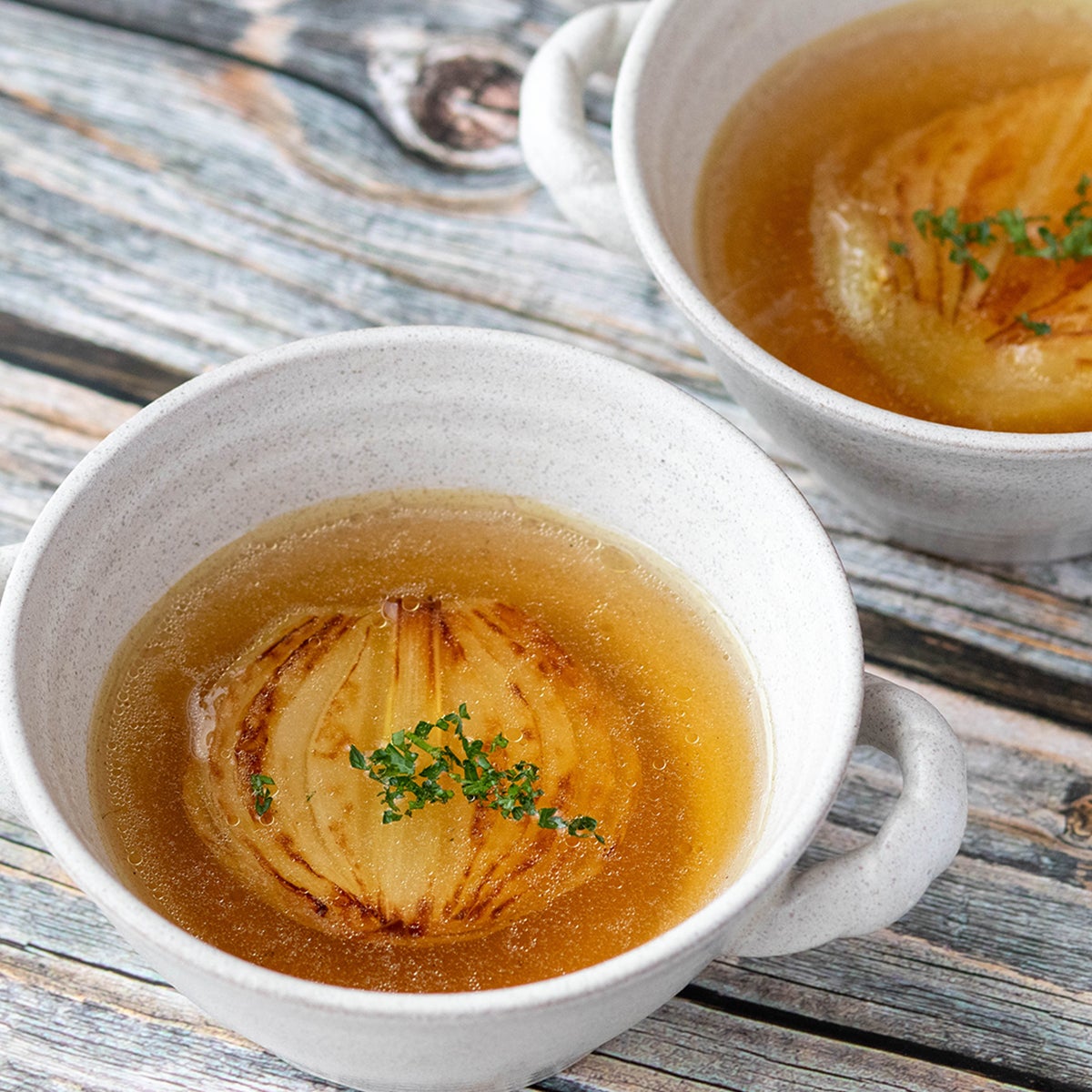 【ウチでは新玉ねぎをこうやってスープにしてます】焼いてから煮るだけなのに「お店みたい」「甘みが反則」とリクエストが止まらない
