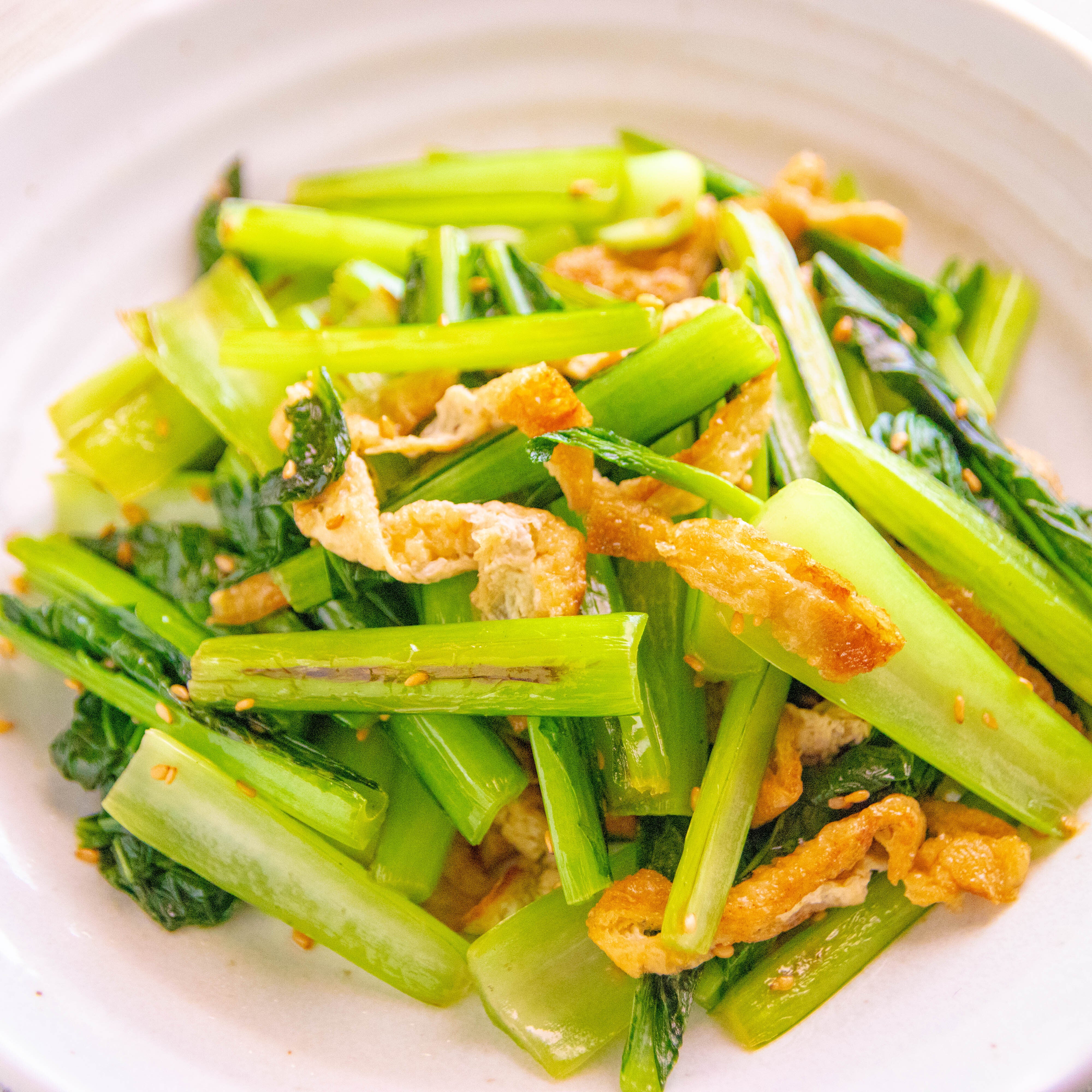 【小松菜はバターで炒めて】白だし×油揚げで箸が止まらない。10分で作れる絶品副菜