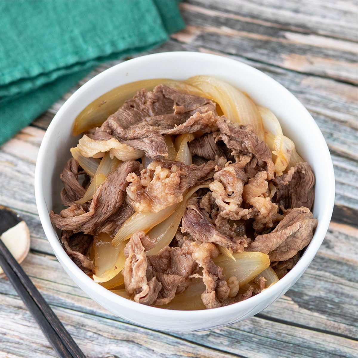 【新玉ねぎと牛肉を重ねてふたをするだけでOK】新玉ねぎのトロトロが反則！弱火10分の甘辛牛丼レシピ