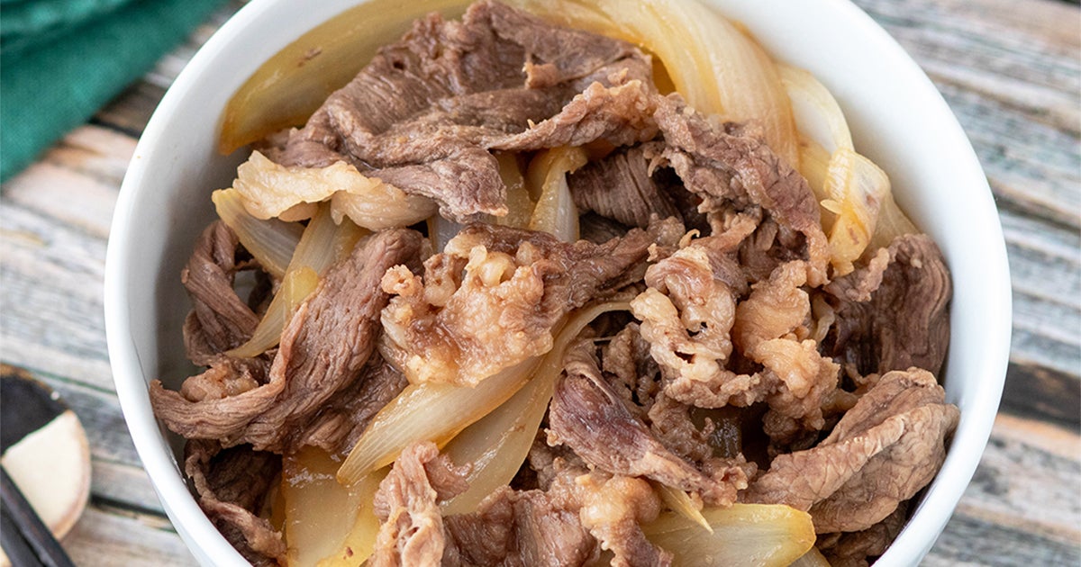 【新玉ねぎと牛肉を重ねてふたをするだけでOK】新玉ねぎのトロトロが反則！弱火10分の甘辛牛丼レシピ