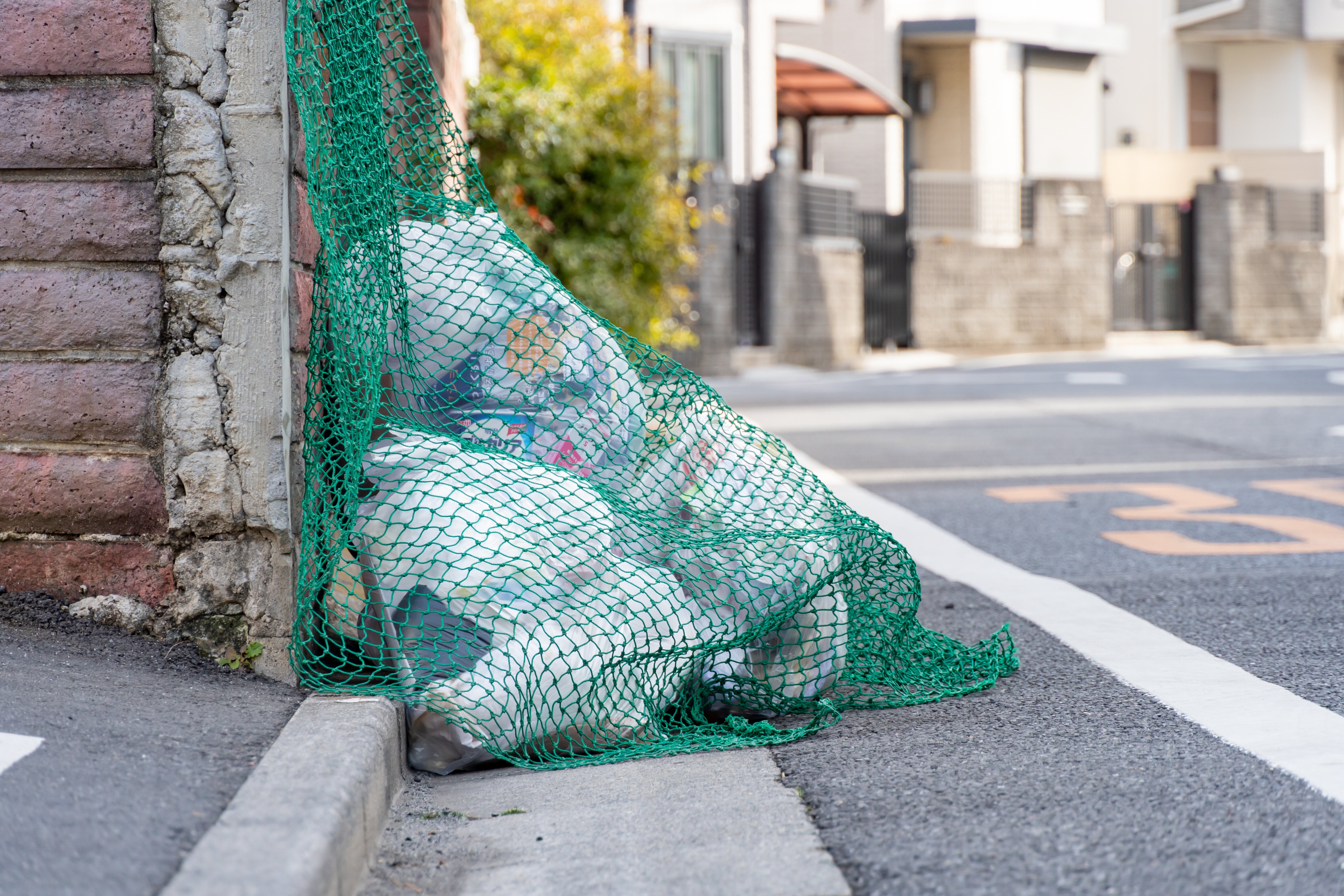 こんなごみ袋からは「大量のお金」が出てくる。ゴミ清掃芸人が“実際の写真”を公開、「最初は衝撃だった」