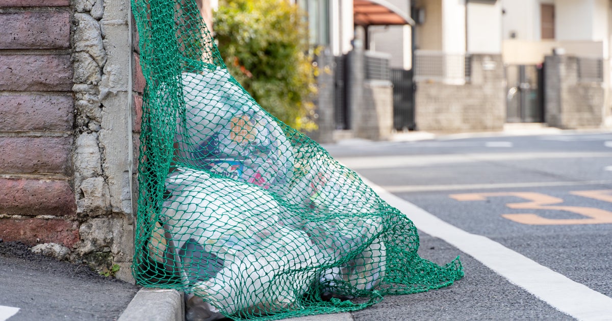 こんなごみ袋からは「大量のお金」が出てくる。ゴミ清掃芸人が“実際の写真”を公開、「最初は衝撃だった」