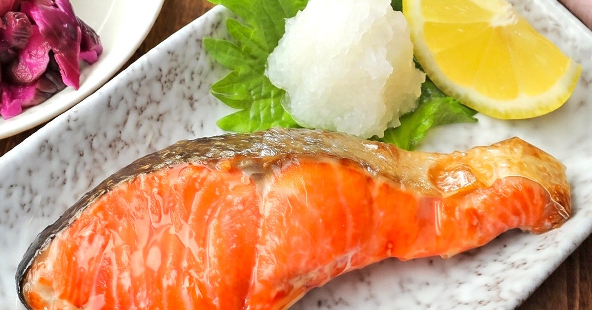 「この鮭、何に漬けたの？」「まるで旅館の朝ごはん」ダマされたと思ってやってみ？焼き鮭の簡単格上げレシピ