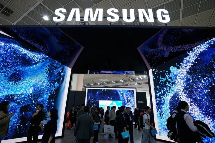 Samsung Electronics is the subject of a $15 million lawsuit filed by the pop singer Dua Lipa