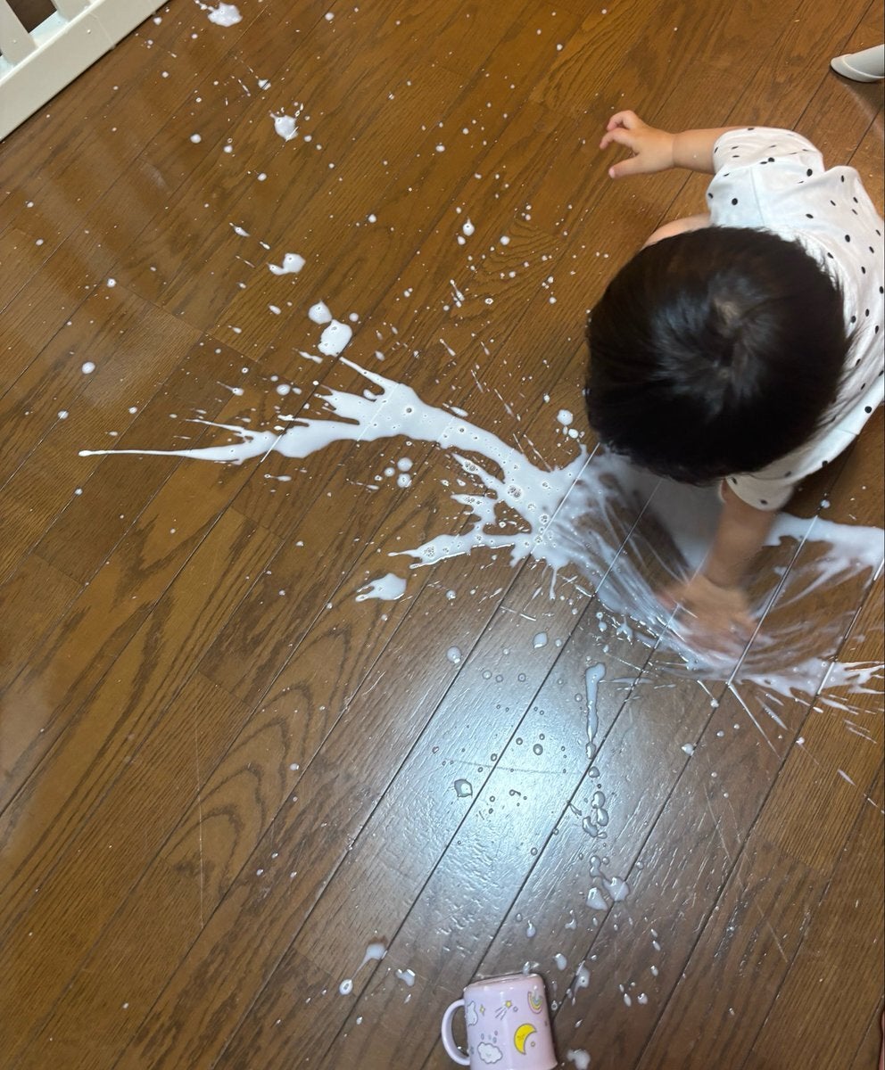 牛乳をぶちまけた1歳児…⇨「水の呼吸！」「領域展開」まさかの追い打ちにネット民、膝から崩れる