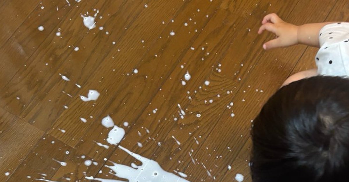 牛乳をぶちまけた1歳児…⇨「水の呼吸！」「領域展開」まさかの追い打ちにネット民、膝から崩れる