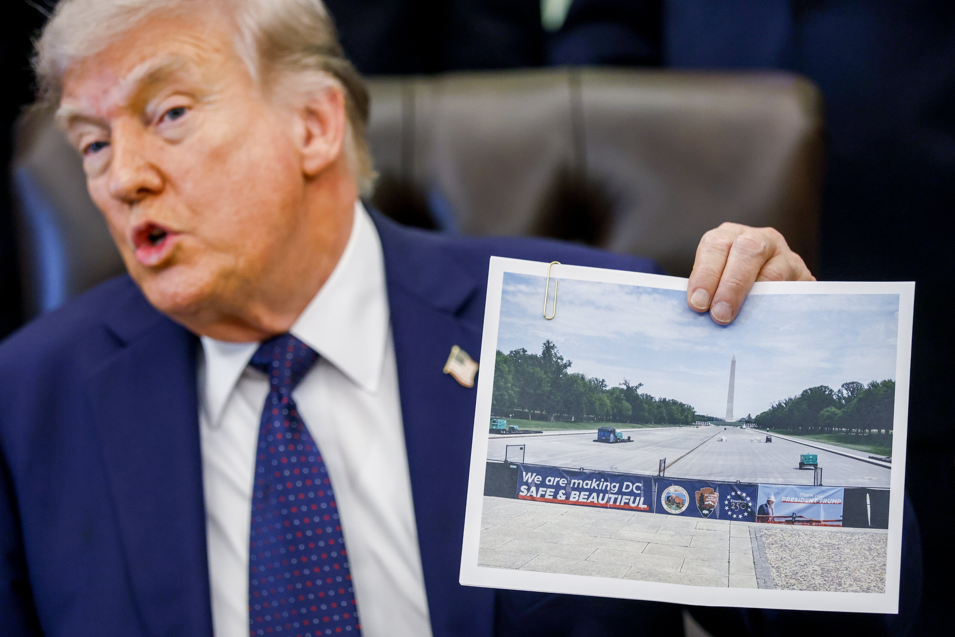 トランプ、“排泄物まみれの池”にオバマやバイデンを浮かべるAI画像を投稿。「下水が大好き」と揶揄