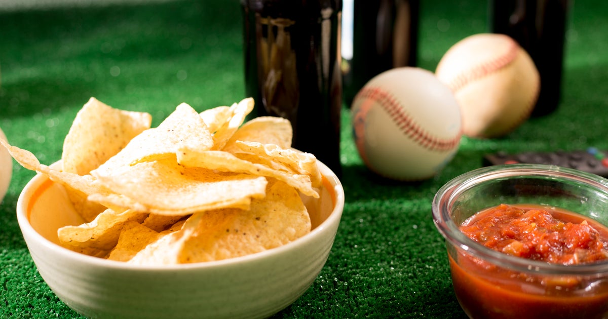 ビール片手にファウルボールに飛びついた観客。空中で起きたことは...⇨MLBの珍事にネット爆笑
