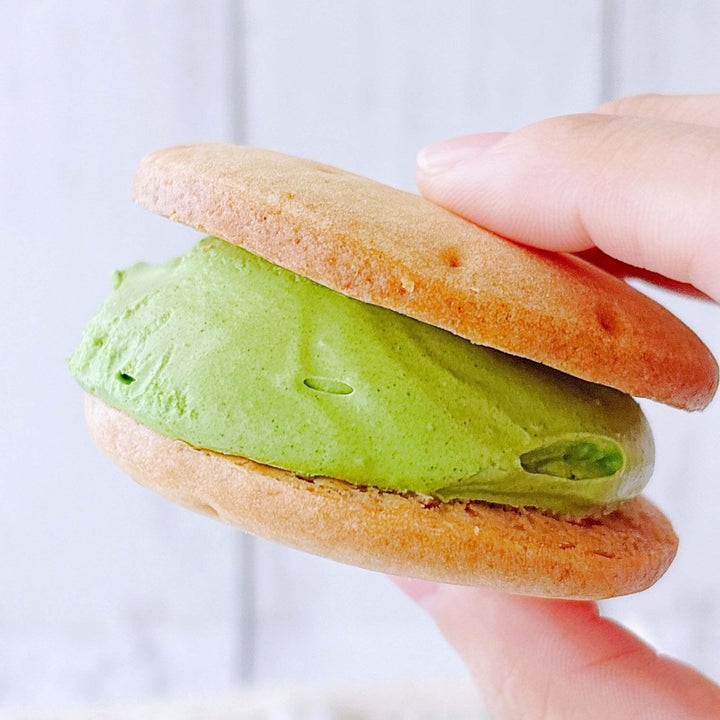 ローソン「Uchi Café×森半 濃い抹茶しっとりビスケットサンド」