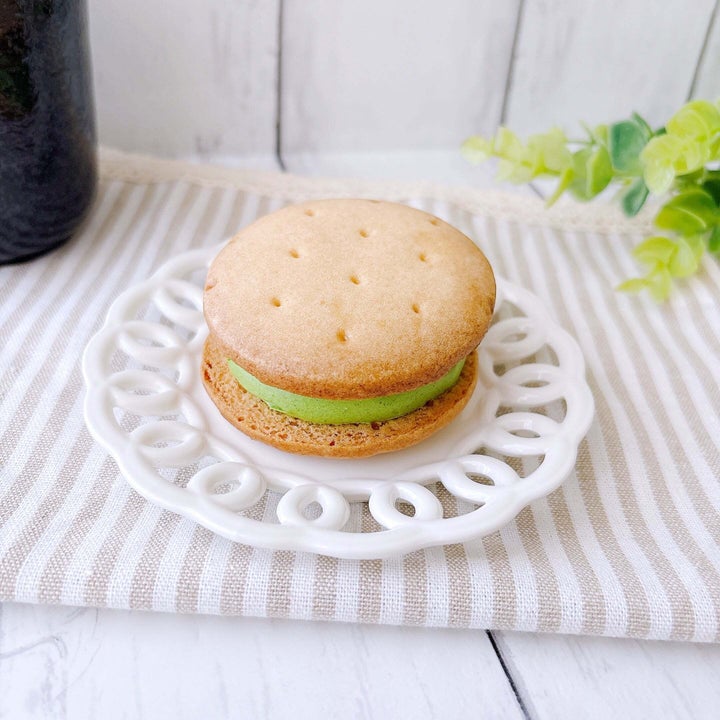 ローソン「Uchi Café×森半 濃い抹茶しっとりビスケットサンド」