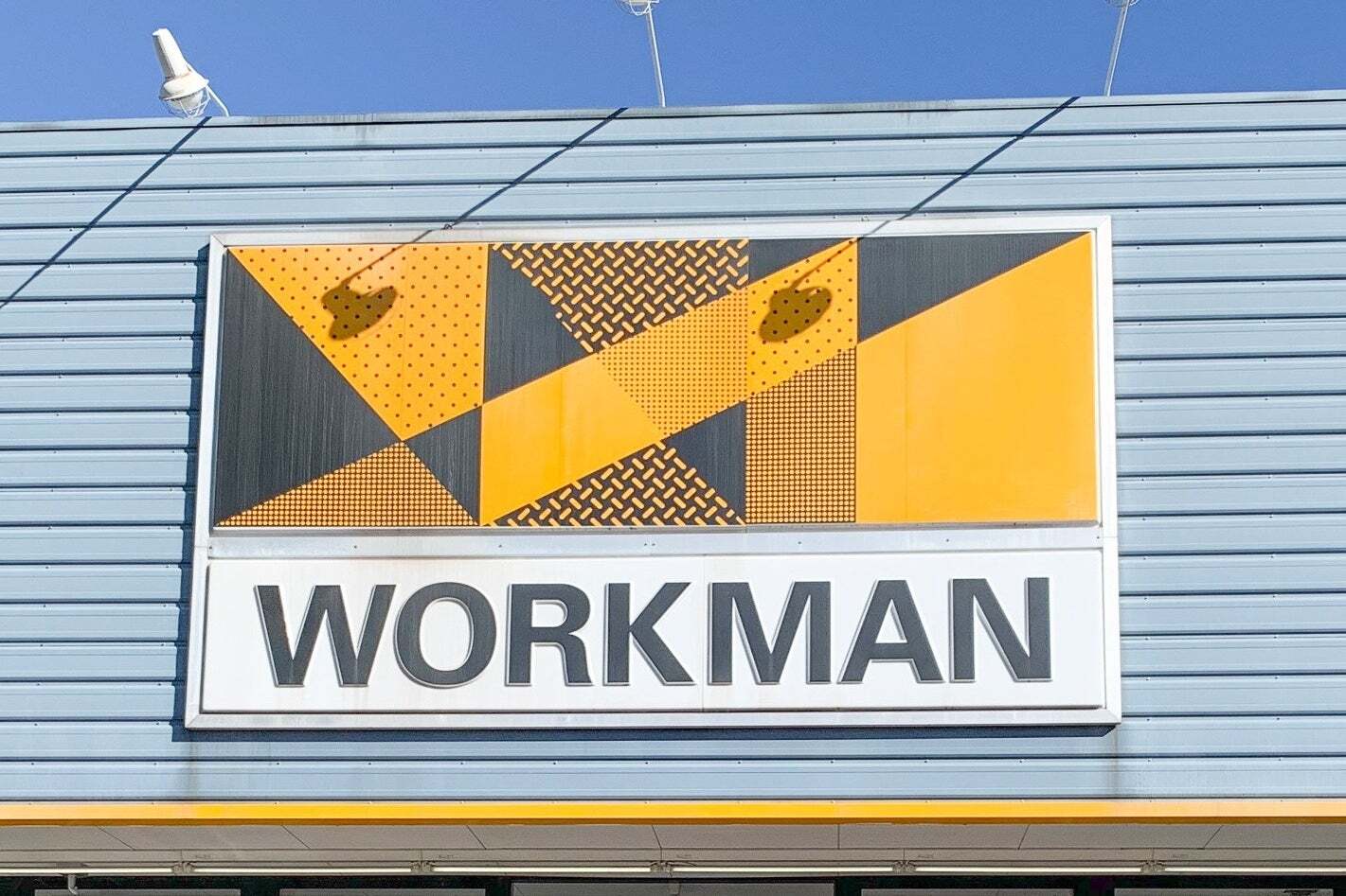 ワークマンでレビュー400件超え！3900円の「バッグインジャケット」が梅雨の救世主。背中がガバッと広がる魔法の1着《着用レビュー》