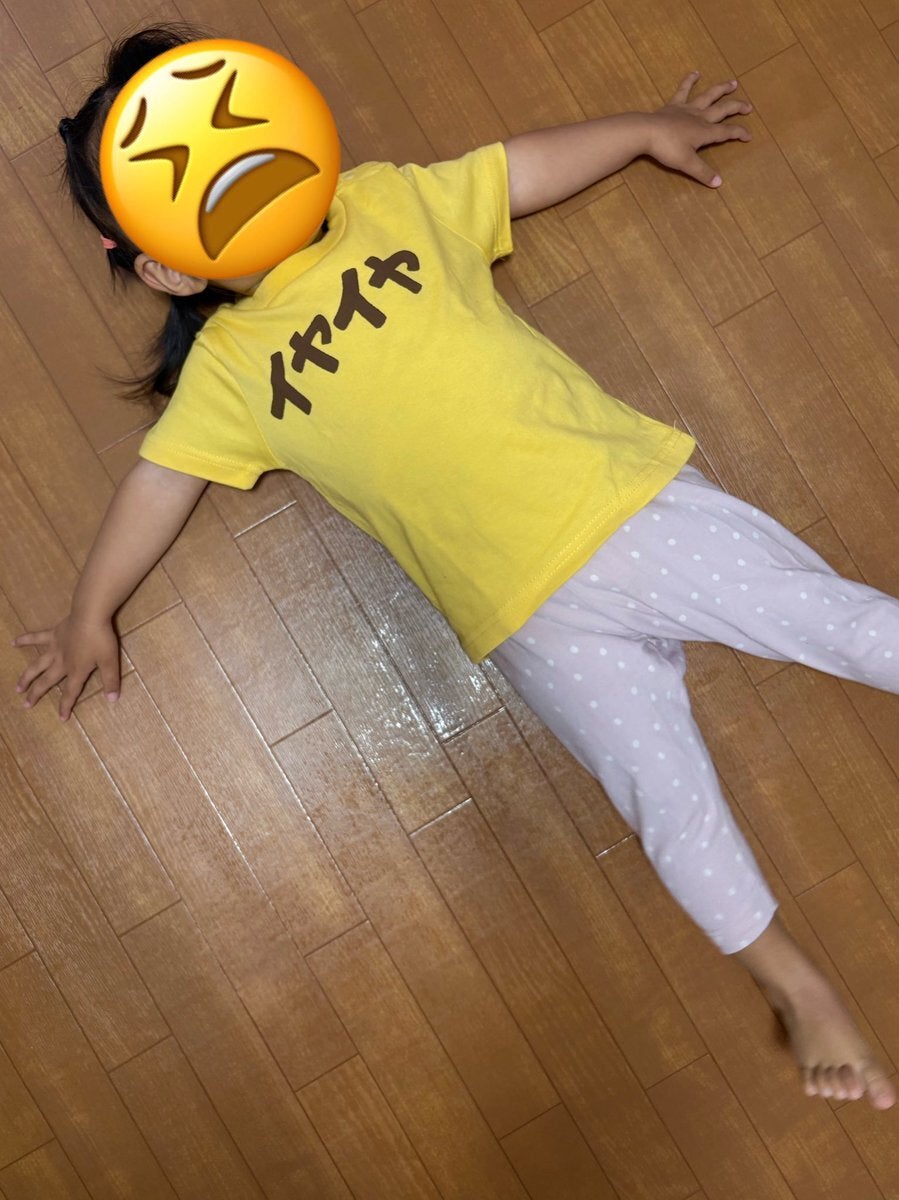 イヤイヤ期の子に「まさに着せどき」のTシャツ⇨「天才的発想！」「親のストレスもほぐれる」と反響