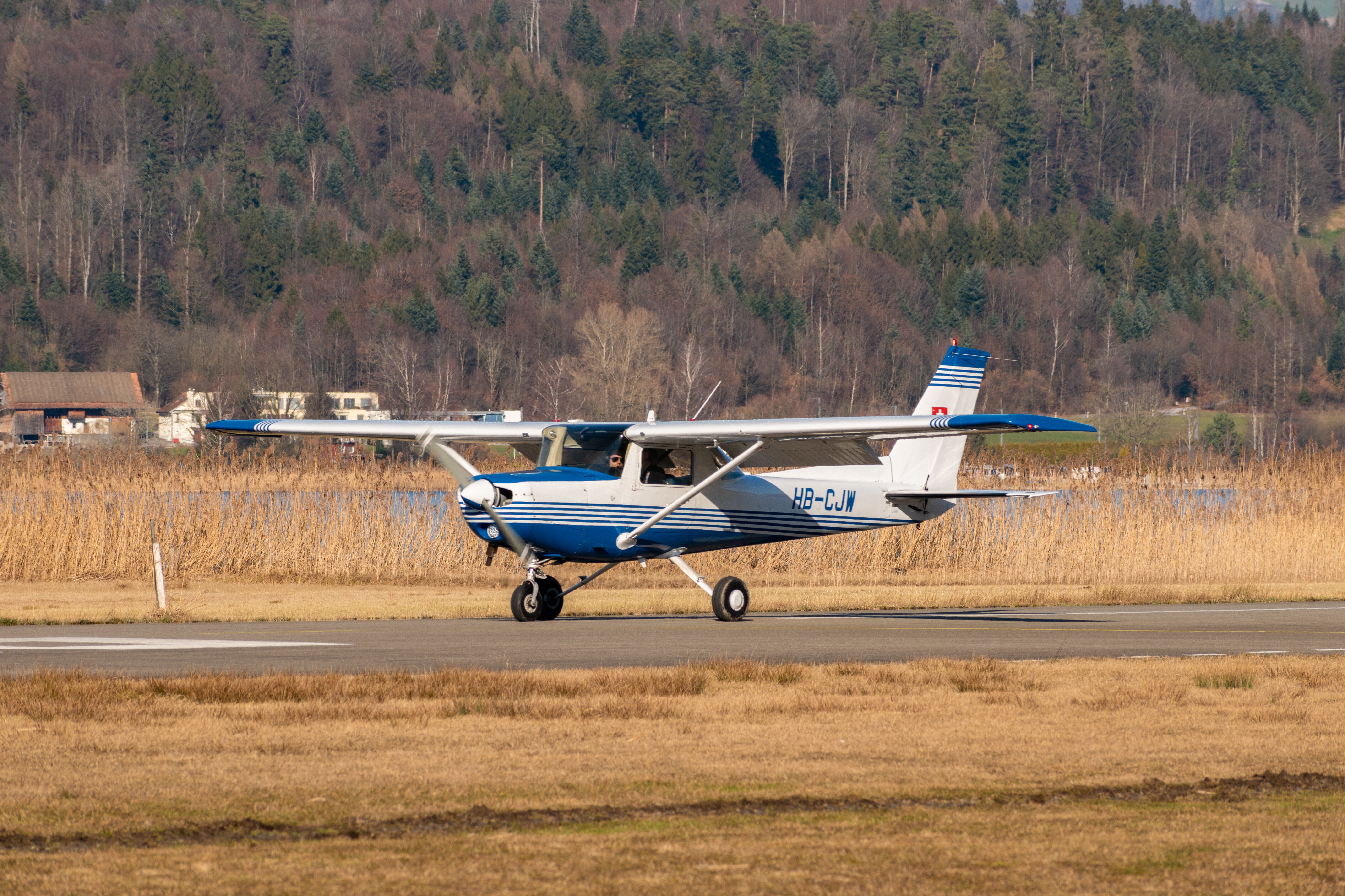小型飛行機がハイウェイに強行着陸⇨走行中のトラックをかすめる大事故寸前の光景にネット騒然（アメリカ）