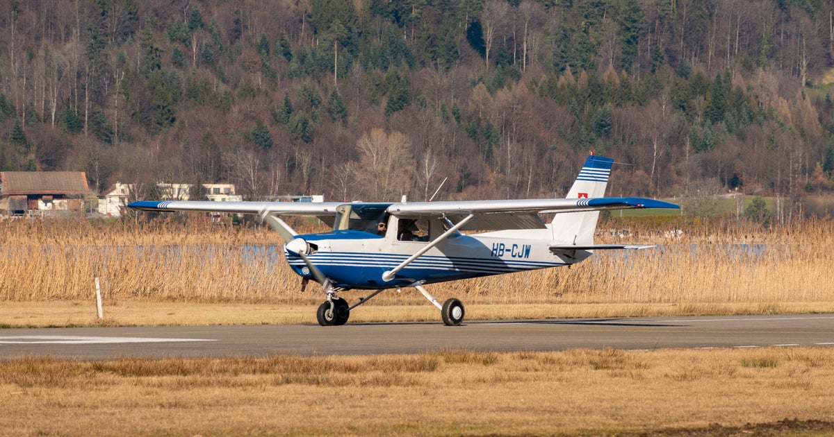 小型飛行機がハイウェイに強行着陸⇨走行中のトラックをかすめる大事故寸前の光景にネット騒然(アメリカ)