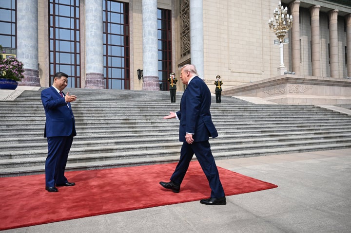A body language expert said Xi's handshake was a show of dominance.