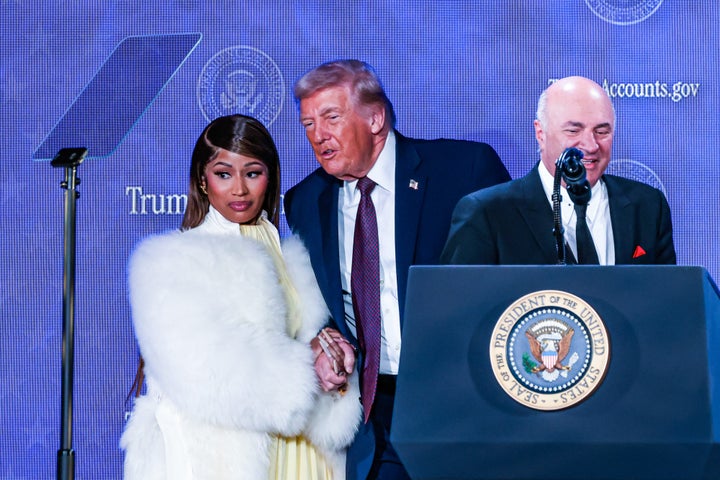Kevin O'Leary a pris la parole lors d'un événement Trump en janvier, bien qu'il ait été éclipsé par le rappeur Nicki Minaj et le président Donald Trump se tenant la main.