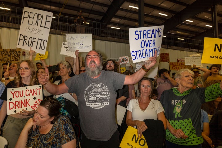 Les pétitionnaires réagissent lorsque la Commission du comté de Box Elder annonce l'approbation d'un grand centre de données le 4 mai 2026 à Tremonton, dans l'Utah.