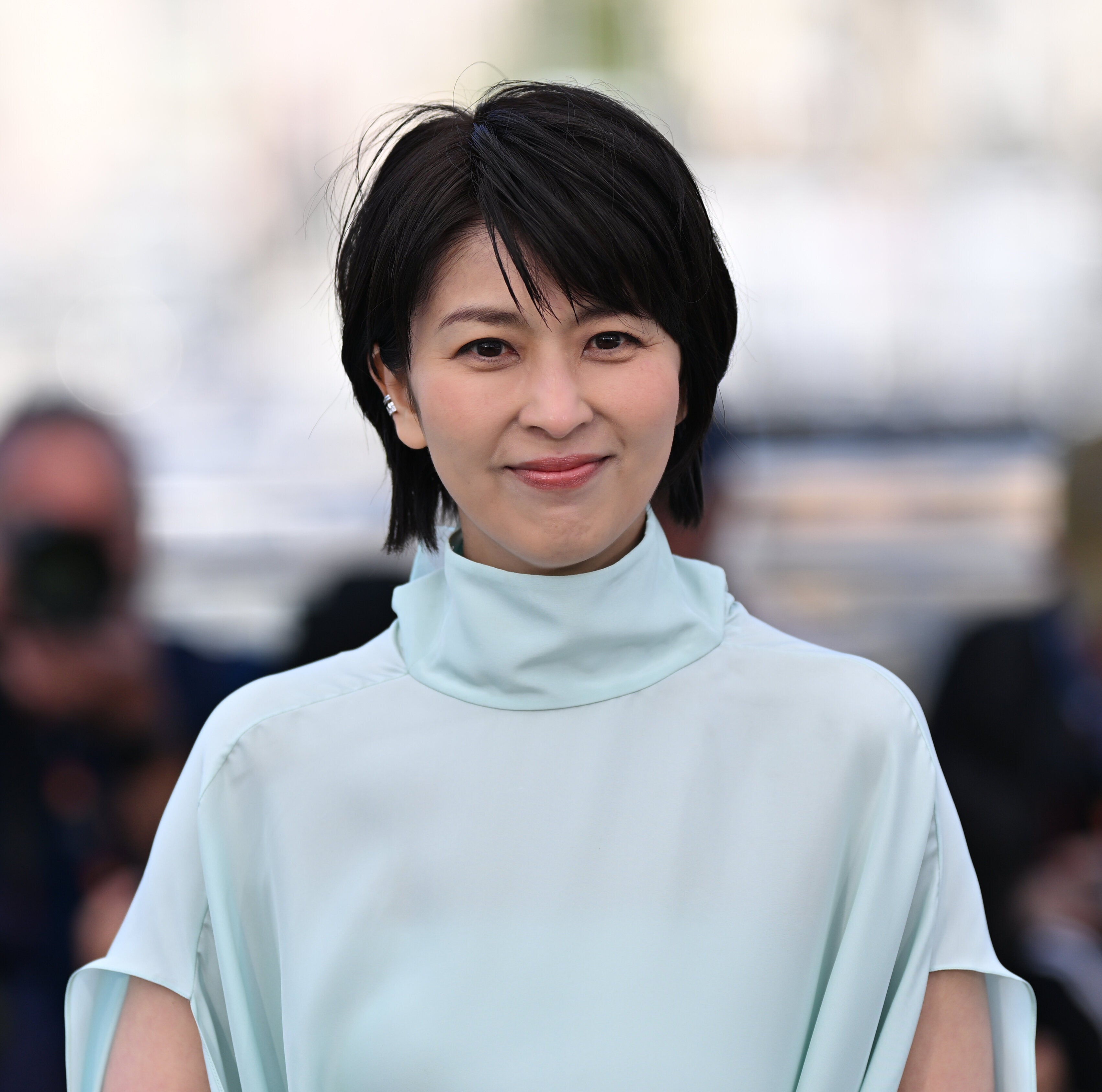 松たか子、カンヌ映画祭のドレス姿が素敵。「オールバック似合いすぎ」「胸元開いたドレスなのに上品でかっこいい」