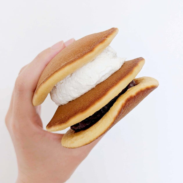 セブン-イレブンの、50％以上増量された「ふわっと生どら焼つぶあん＆ホイップ」