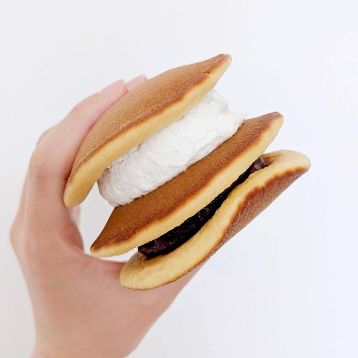 セブン-イレブンの、50％以上増量された「ふわっと生どら焼つぶあん＆ホイップ」
