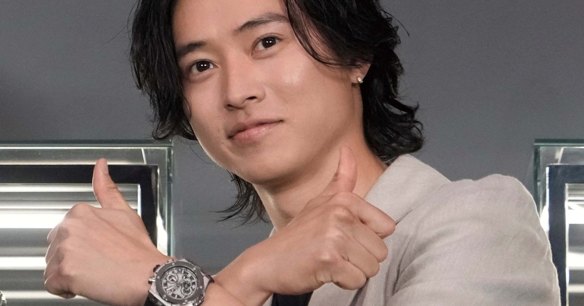 山﨑賢人の独特な歩き方にファン沸く「ウケる」「マネさんにしか見せない表情が…」「お茶目ェェェエエ」