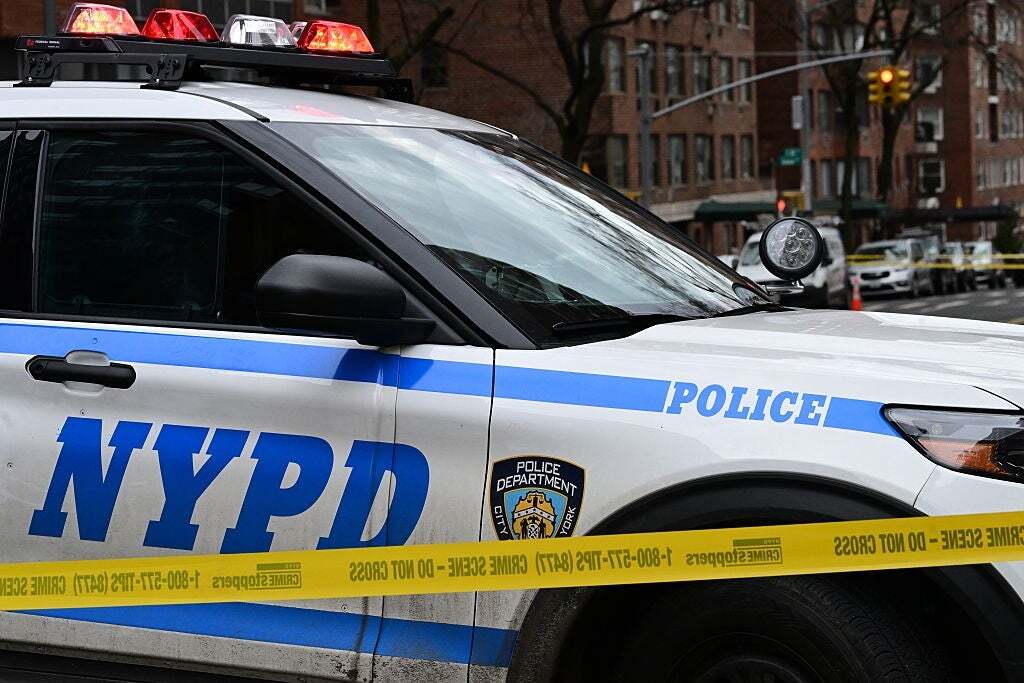 違法ペダル付き電動バイクが一瞬で…。ニューヨーク市警が公開した“破壊映像”に、環境負荷を懸念する声も