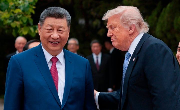 El presidente estadounidense, Donald Trump, habla con el presidente chino, Xi Jinping, al salir de una visita al jardín Zhongnanhai en Beijing, el viernes 15 de mayo de 2026.