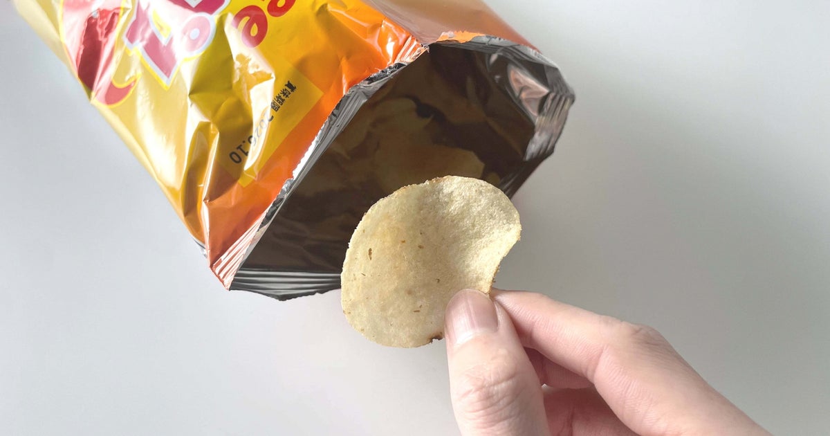 クリップなしで逆さに振ってもこぼれない！お菓子の袋を「折るだけの閉じ方」が天才すぎる。絶対に失敗しない独自のコツも《わかりやすい動画付き》