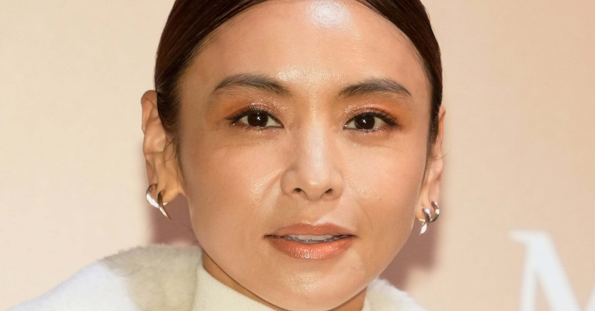 滝沢眞規子、高校卒業した次女との2ショットを披露→「映画の撮影のよう」「絵になる光景」と大反響