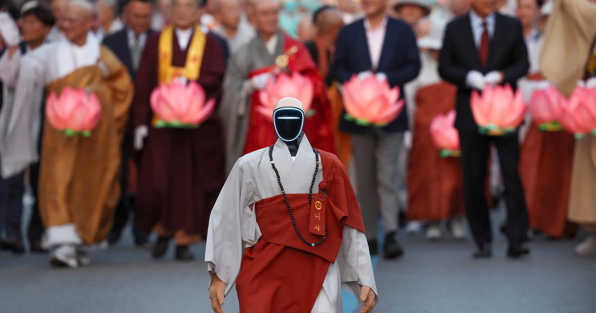 韓国・ソウルで「ロボット僧侶」が伝統行事に初参加⇨街を行進する様子に世界が注目