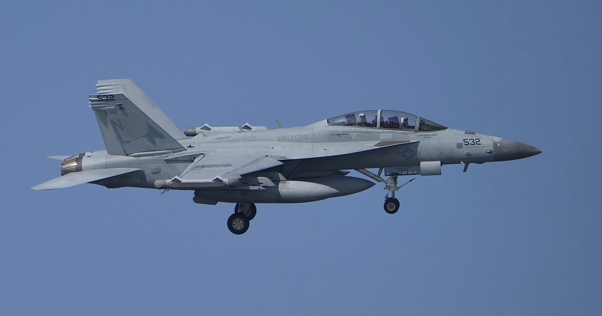 米海軍機2機がエアショーで空中衝突し炎上⇨墜落直前、乗員はパラシュートで全員脱出