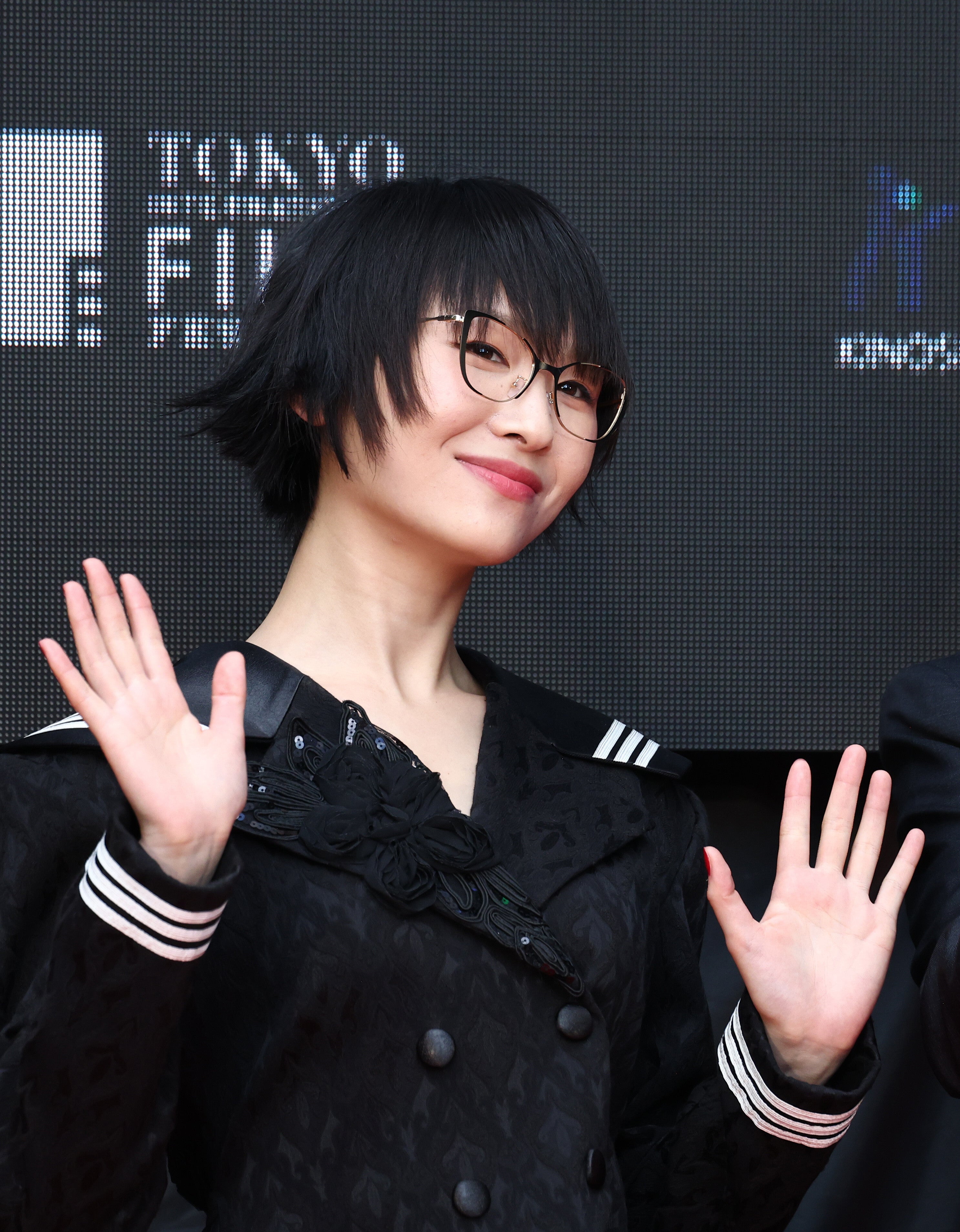 新しい学校のリーダーズ・SUZUKA、メガネを外した姿にSNS驚き「言葉が