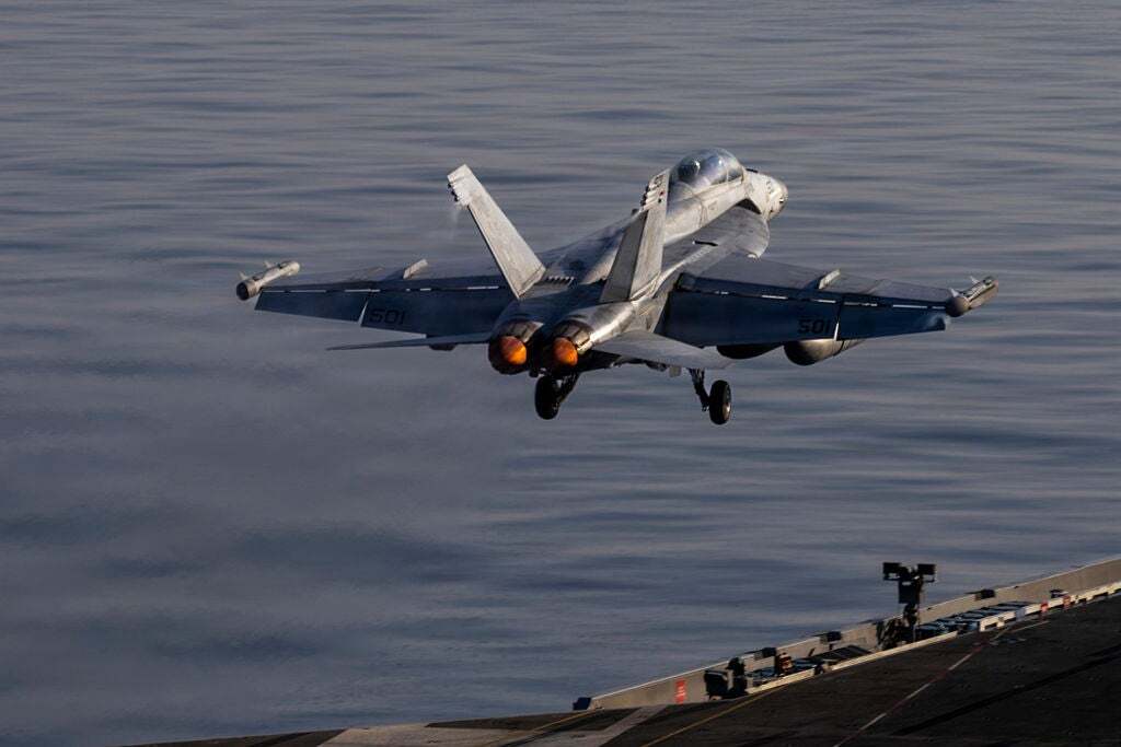 米海軍の航空機が衝突⇒激しい火花とともに黒煙が…。操縦士のとっさの判断に「全員無事だったのは奇跡」