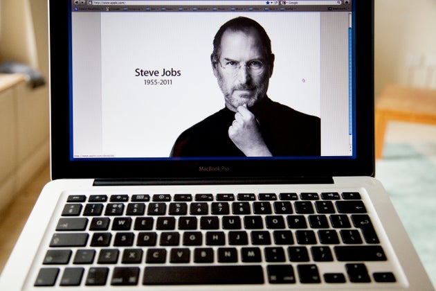 Appleの共同創設者、故スティーブ・ジョブズ氏を描いた記念1ドル硬貨が発売された