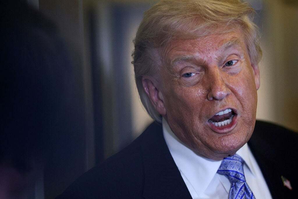 トランプ氏、“地球外生命体を連行する”写真を投稿。公式SNSの度重なる“フェイク画像”に批判の声「馬鹿げたやり方」「許しがたい」