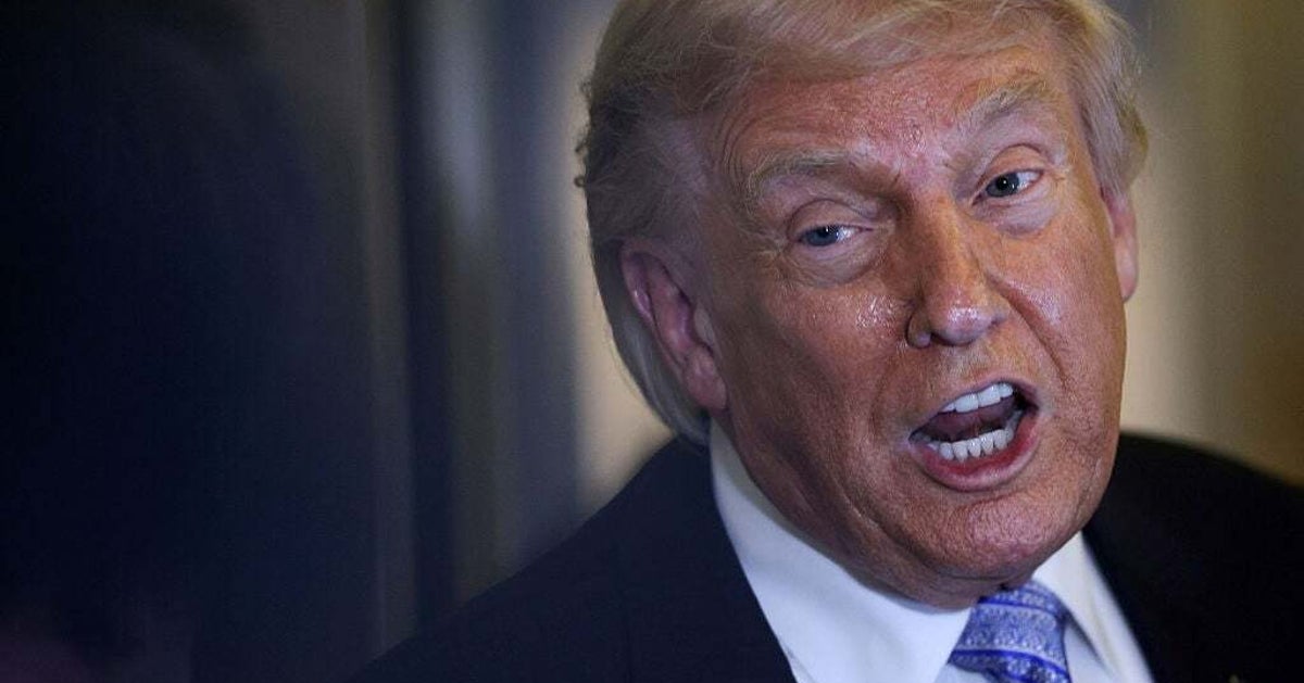 トランプ氏、“地球外生命体を連行する”写真を投稿。公式SNSの度重なる“フェイク画像”に批判の声「馬鹿げたやり方」「許しがたい」
