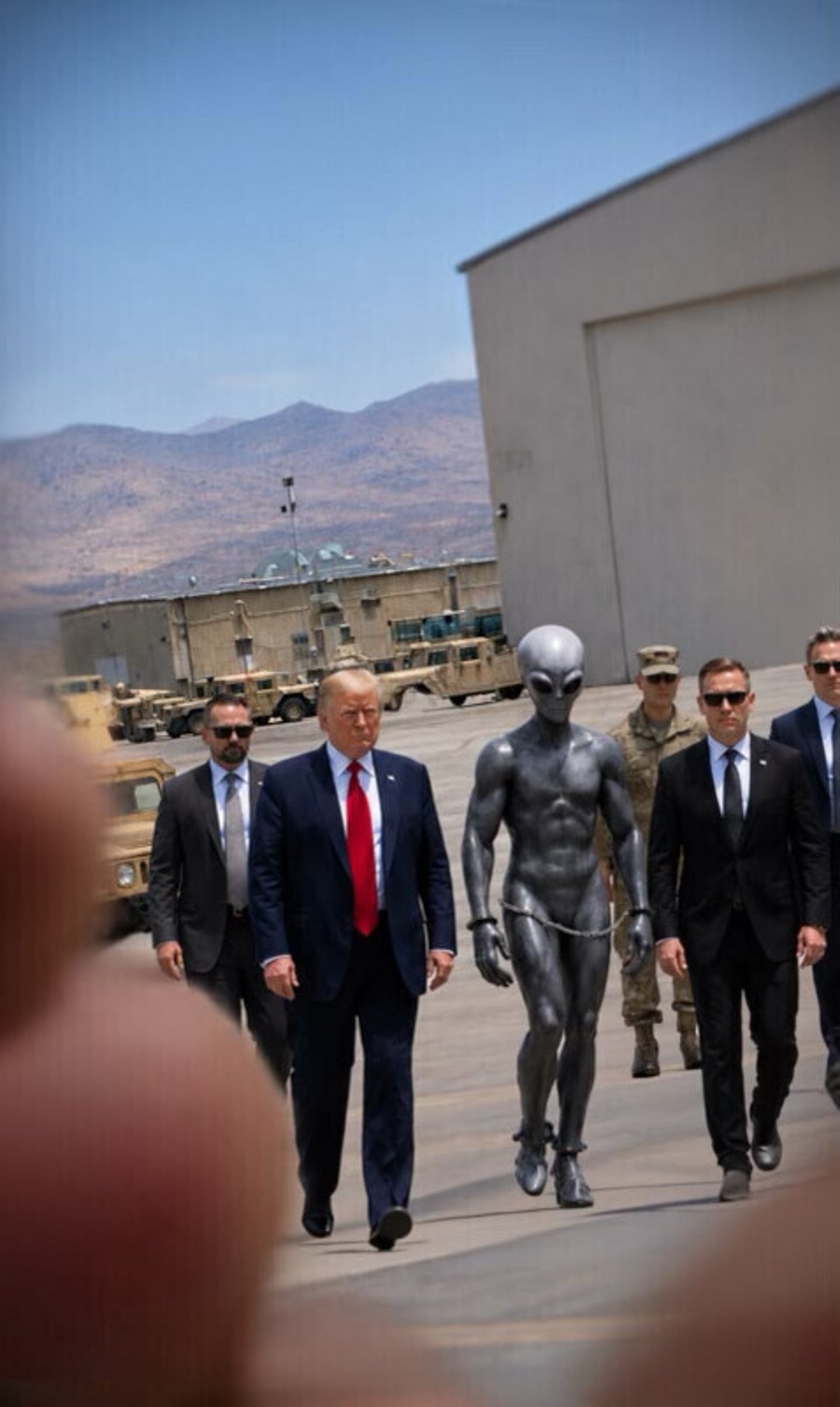 トランプ氏、“地球外生命体を連行する”写真を投稿。公式SNSの度重なる“フェイク画像”に批判の声「馬鹿げたやり方」「許しがたい」【画像 ...