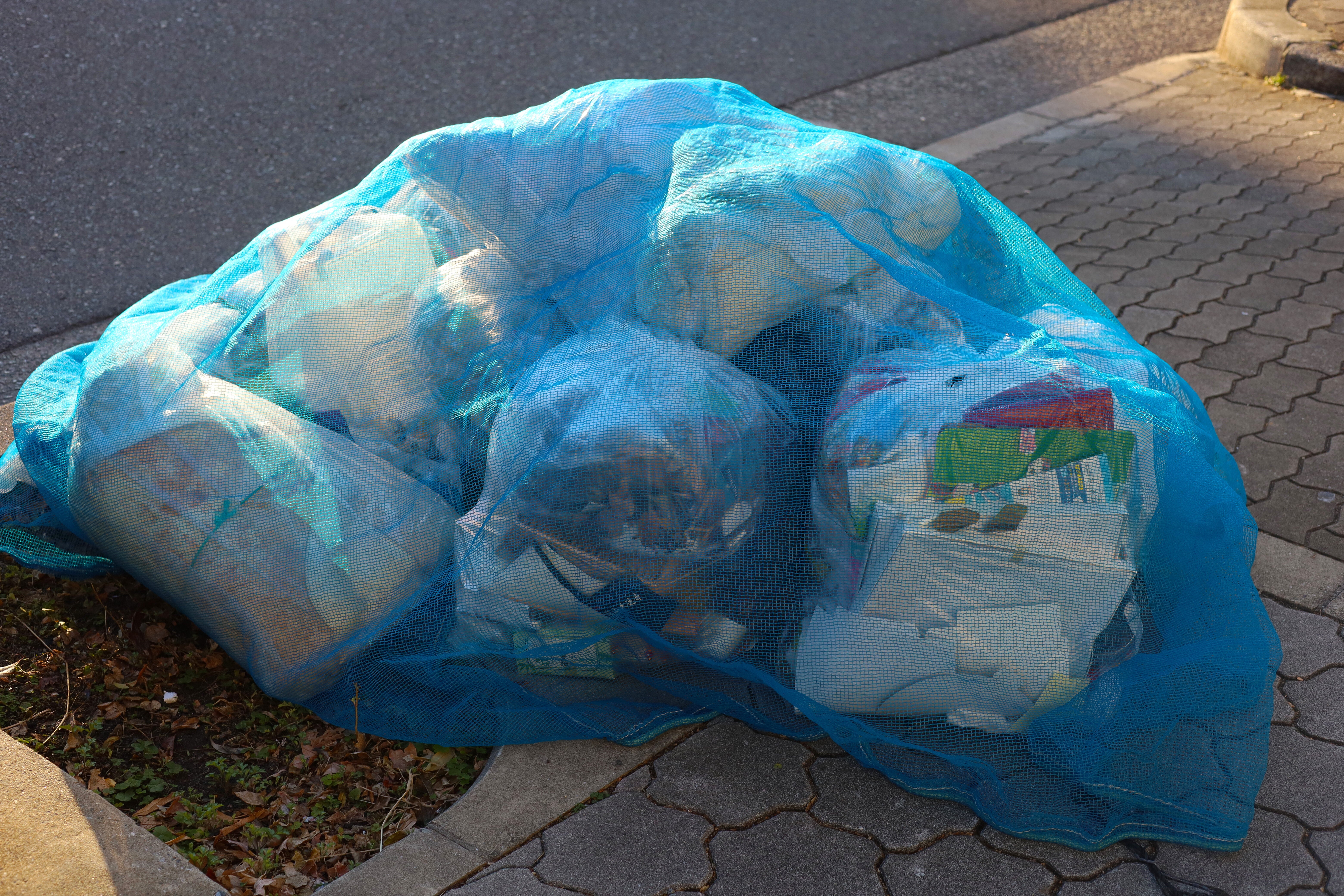 ごみ袋に貼られた「一言」⇨ゴミ清掃芸人「とても嬉しくなる！」写真を公開、英語でお知らせも