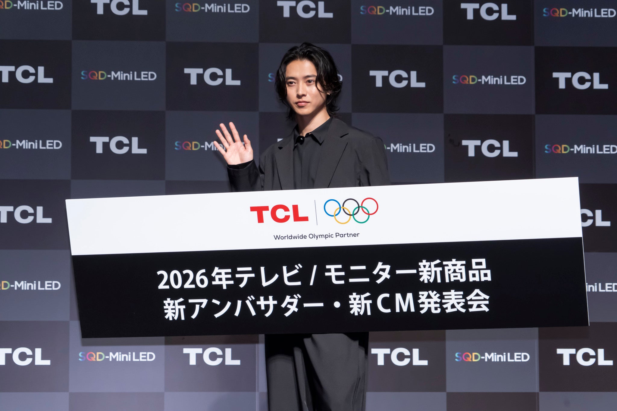 山﨑賢人の独特な歩き方にファン沸く「ウケる」「マネさんにしか見せ