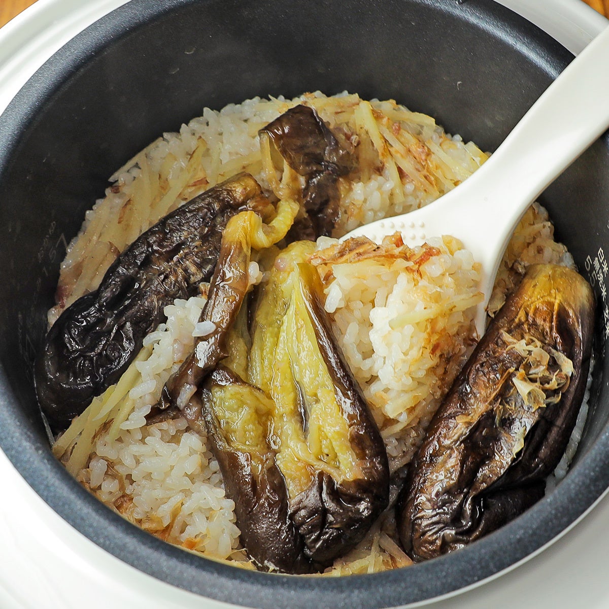 【なす3本、炊飯器に放り込んでみて】地味なのにとってもおいしい！おかわりが止まらない炊き込みご飯レシピ