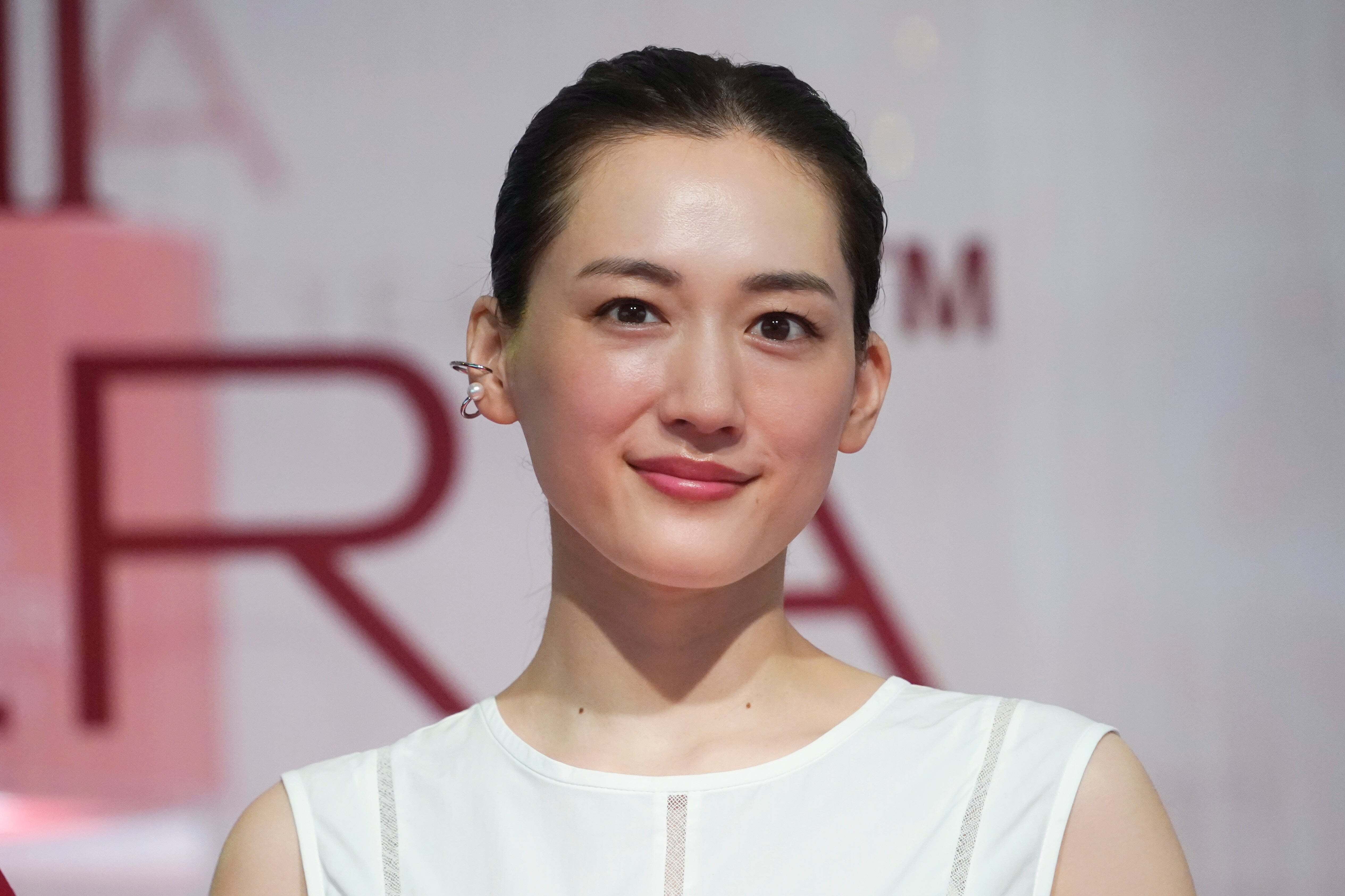 綾瀬はるかの手繋ぎ2ショットに「ステキすぎる2人」「照れ顔が良い」「映画かドラマのワンシーンのよう」と反響