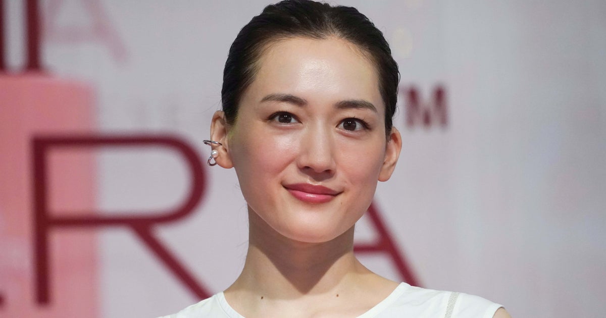 綾瀬はるかの手繋ぎ2ショットに「ステキすぎる2人」「照れ顔が良い」「映画かドラマのワンシーンのよう」と反響