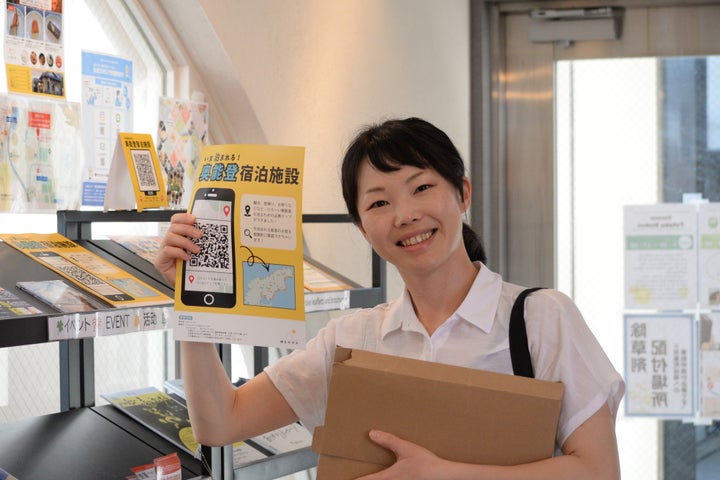 「のとテラス」代表の池崎千佳子さん。福島県双葉町を訪れた際、「ステーションプラザふたば」に「いま泊まれる奥能登」のチラシを置かせてもらえることになった「(5月18日撮影、福島県双葉町で)