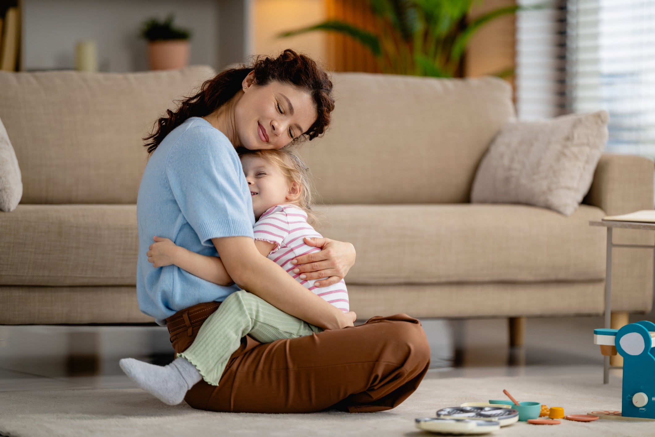 From 'Beta Mums' To 'Underparenting' – 2026 Is The Year Of Anti-Helicopter Parenting