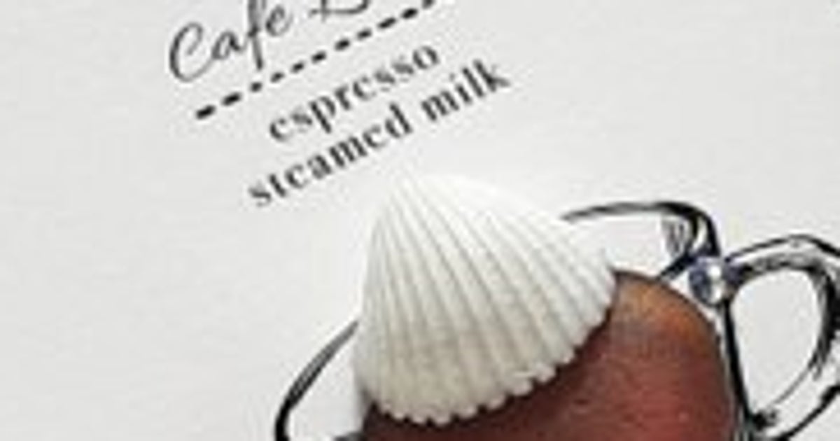 「香りまでしてきそう」“コーヒーアート”に反響⇒海辺で集めたシーグラスや貝殻で作っていた