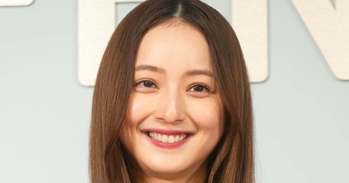 佐々木希、長野の山で山菜を収穫。長靴姿で山の幸を満喫する姿に「アクティブで楽しそう!」