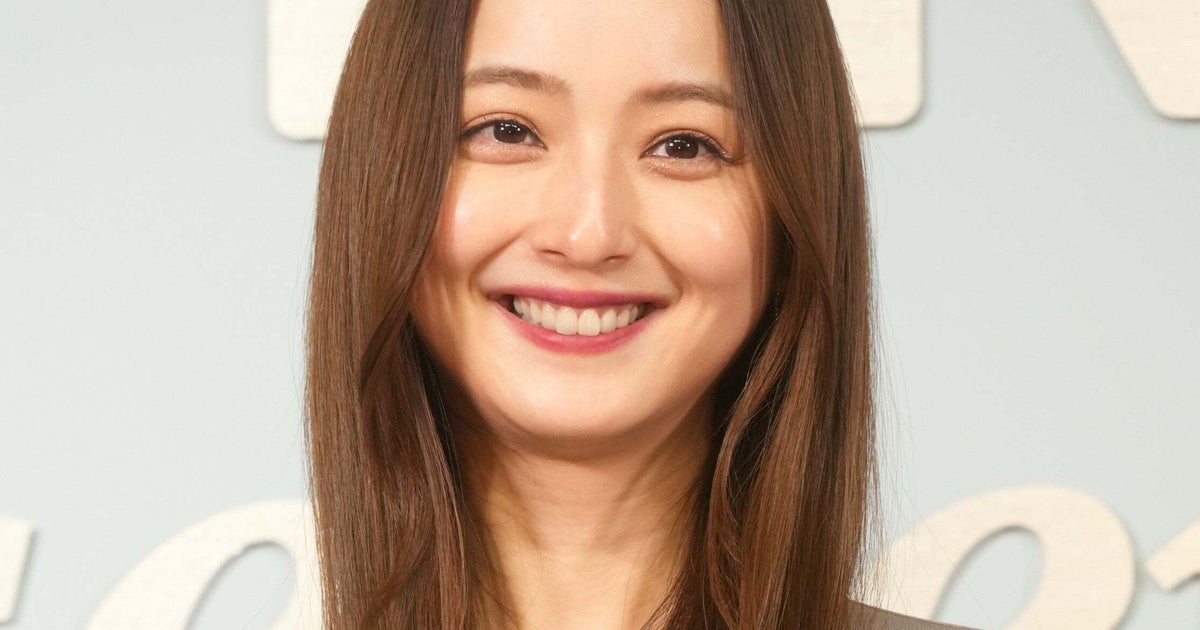 佐々木希「息子が撮ってくれた」プライベートショットに反響「お母さんの優しい表情」「自然な笑顔ですね」