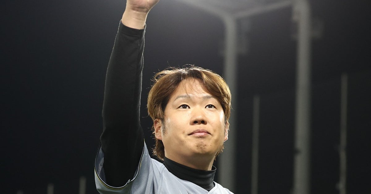 阪神の遠征バスが「修学旅行みたい」　森下翔太、ルーキー立石正広らが勝利のVサイン