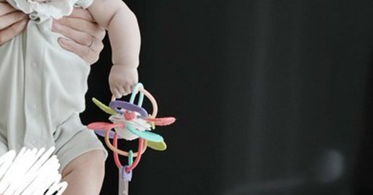 生後5カ月の赤ちゃんに「握力やばすぎる!」と驚きの声⇒“巨大なおもちゃ”を釣り上げてしまう