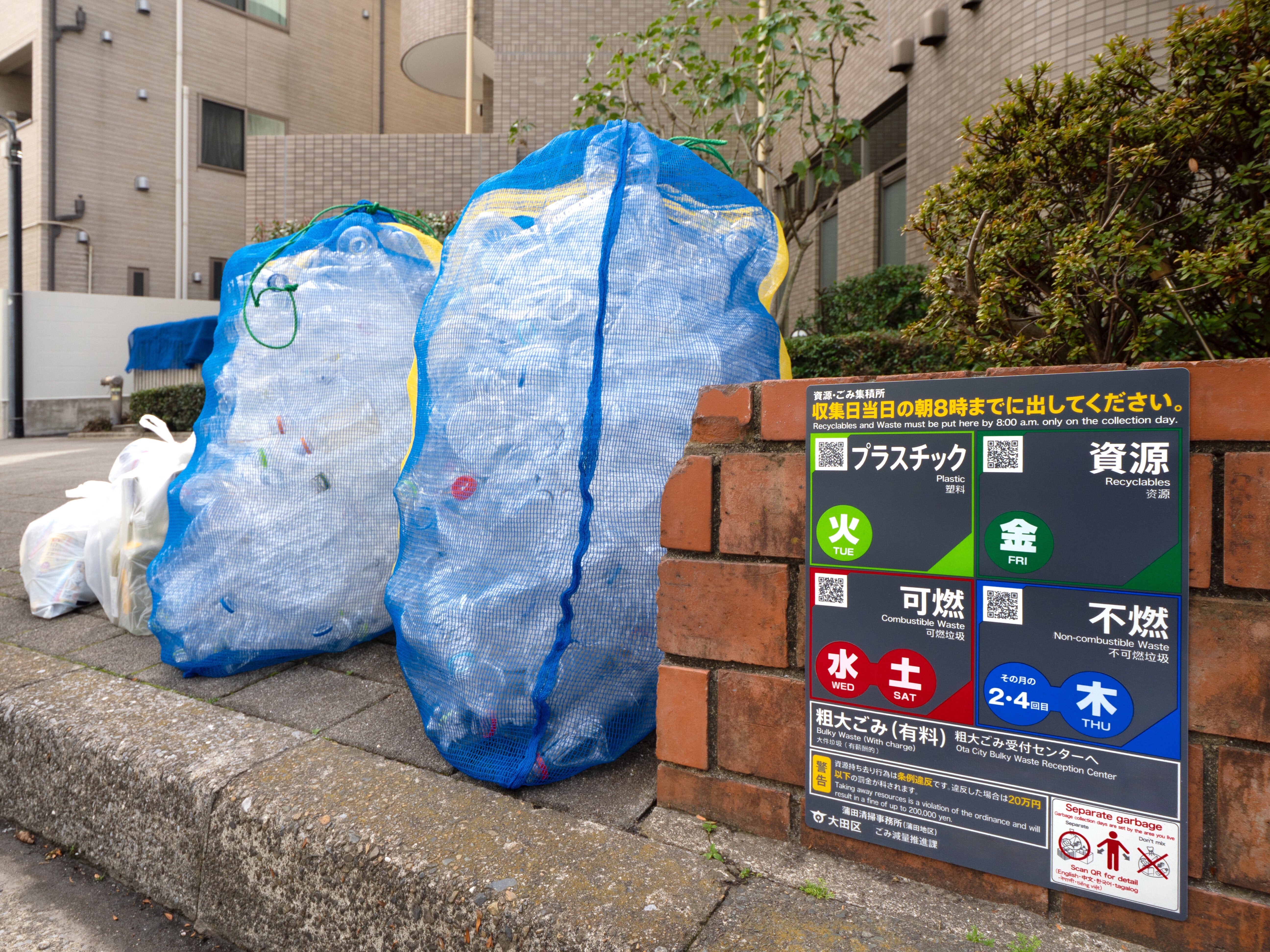 「ごみ集積所は語る」無造作に積まれた“ペットボトルの山”…対照的な2枚の現場写真に反響